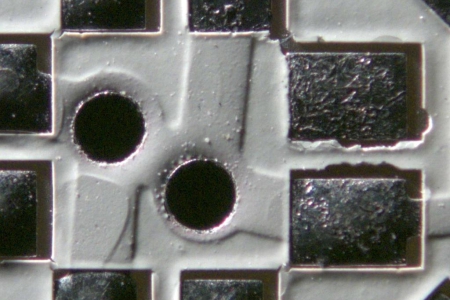 SMD板搭配白色焊錫阻劑。反射光搭配不同的光導。線性狹縫光用於側向掠射光。