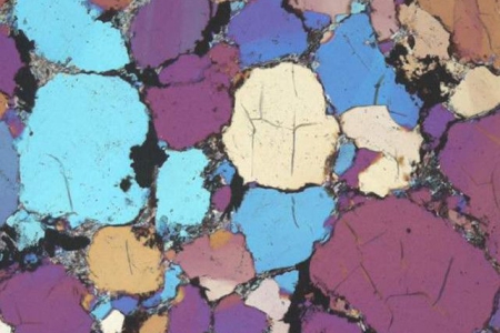 交叉極地光顯微鏡下的砂岩複雜多相混合物