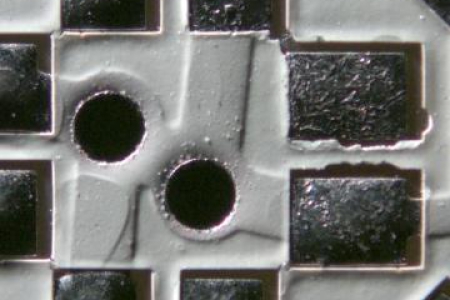 SMD板搭配白色焊錫阻劑。反射光搭配不同的光導。線性狹縫光用於側向掠射光。