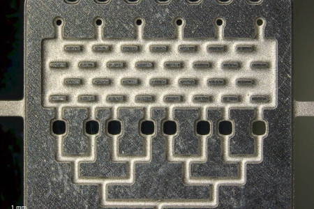 用反射光獲得的微流體